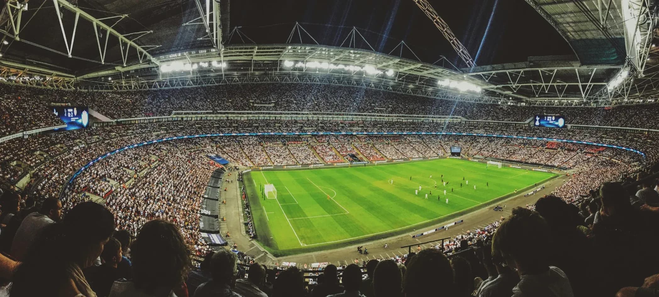 Spurs Stadion inside at full capacity view